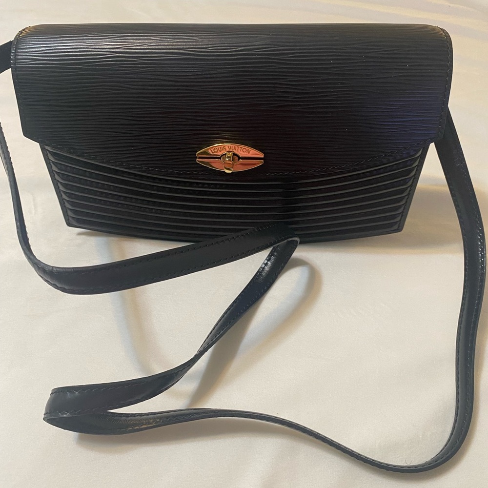 ✅💯Authentic Louis Vuitton Epi leather Tilsitt Black Women's Bag